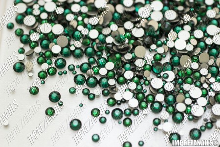 Стразы одноцветные плоские в наборах  (размеры: 20,16,10,7,6,5,3) цвет Emerald
